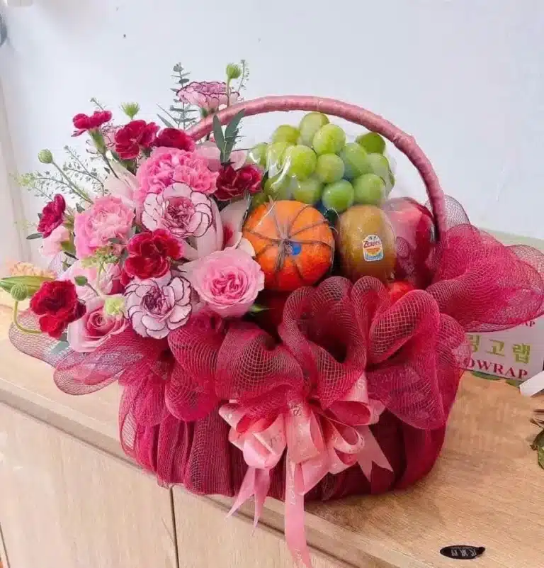 Giỏ Quà Trái Cây Cao Cấp Kèm Hoa Tươi Sang Trọng Oh You