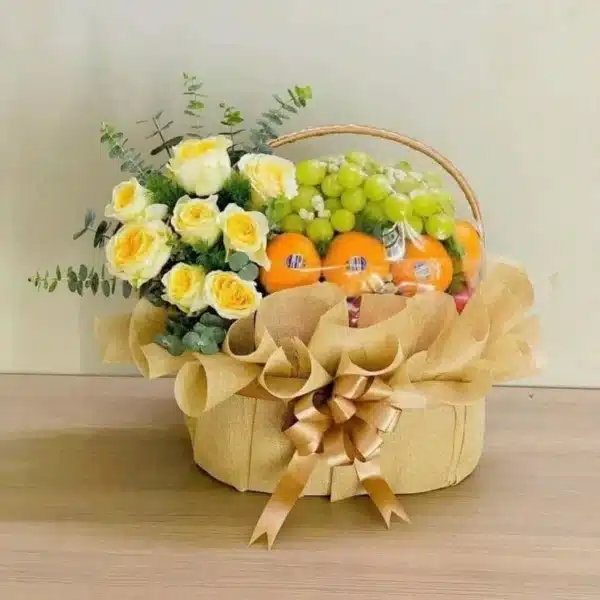 Giỏ Quà Trái Cây Cao Cấp Kèm Hoa Hồng Vàng Kem Oh You