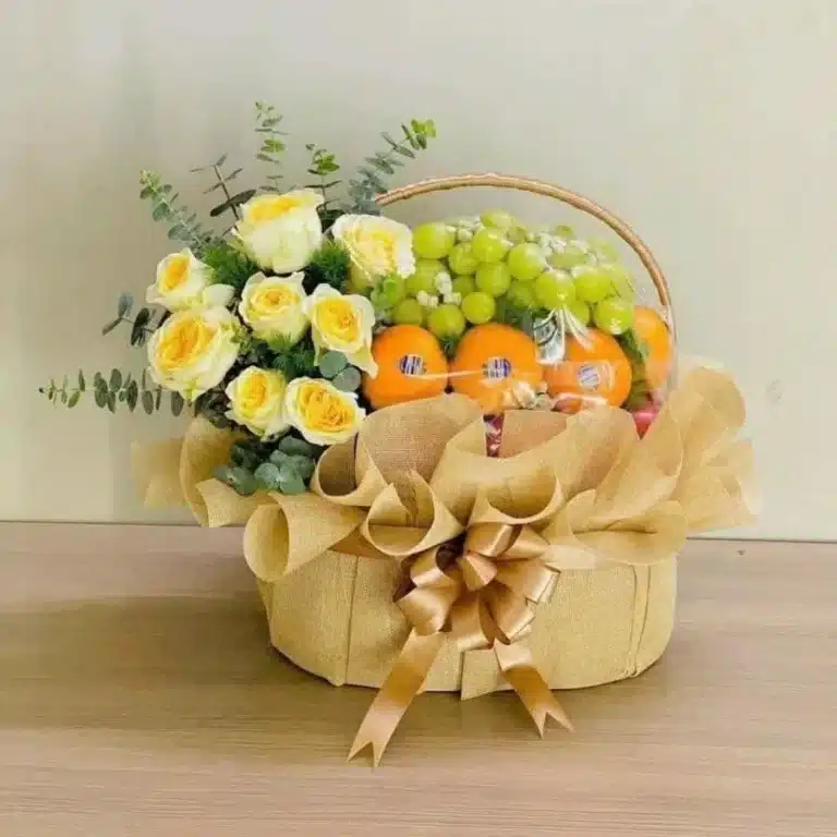 Giỏ Quà Trái Cây Cao Cấp Kèm Hoa Hồng Vàng Kem Oh You