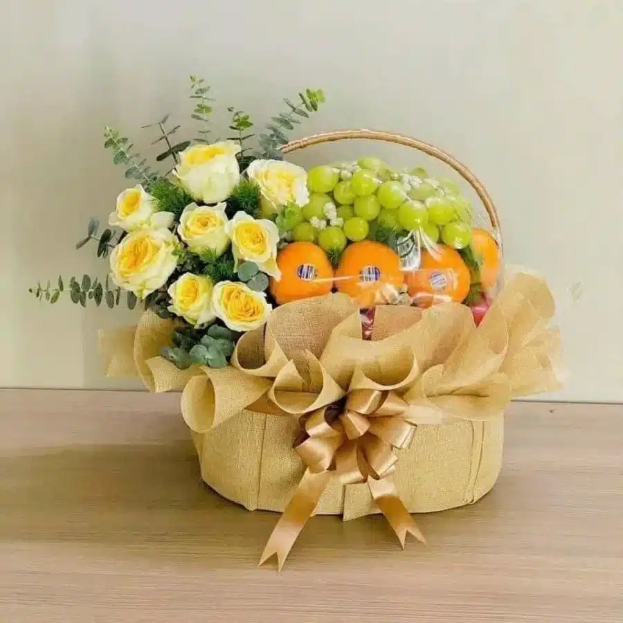 Giỏ Quà Trái Cây Cao Cấp Kèm Hoa Hồng Vàng Kem Oh You